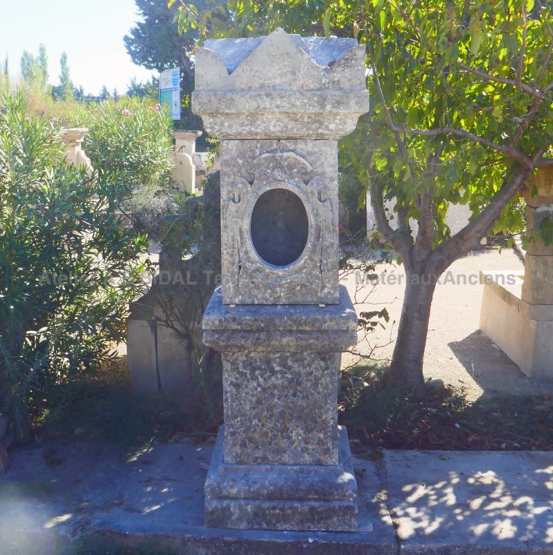 Oratoire ancien en pierre : petit édifice religieux ancien et témoin de notre patrimoine rural