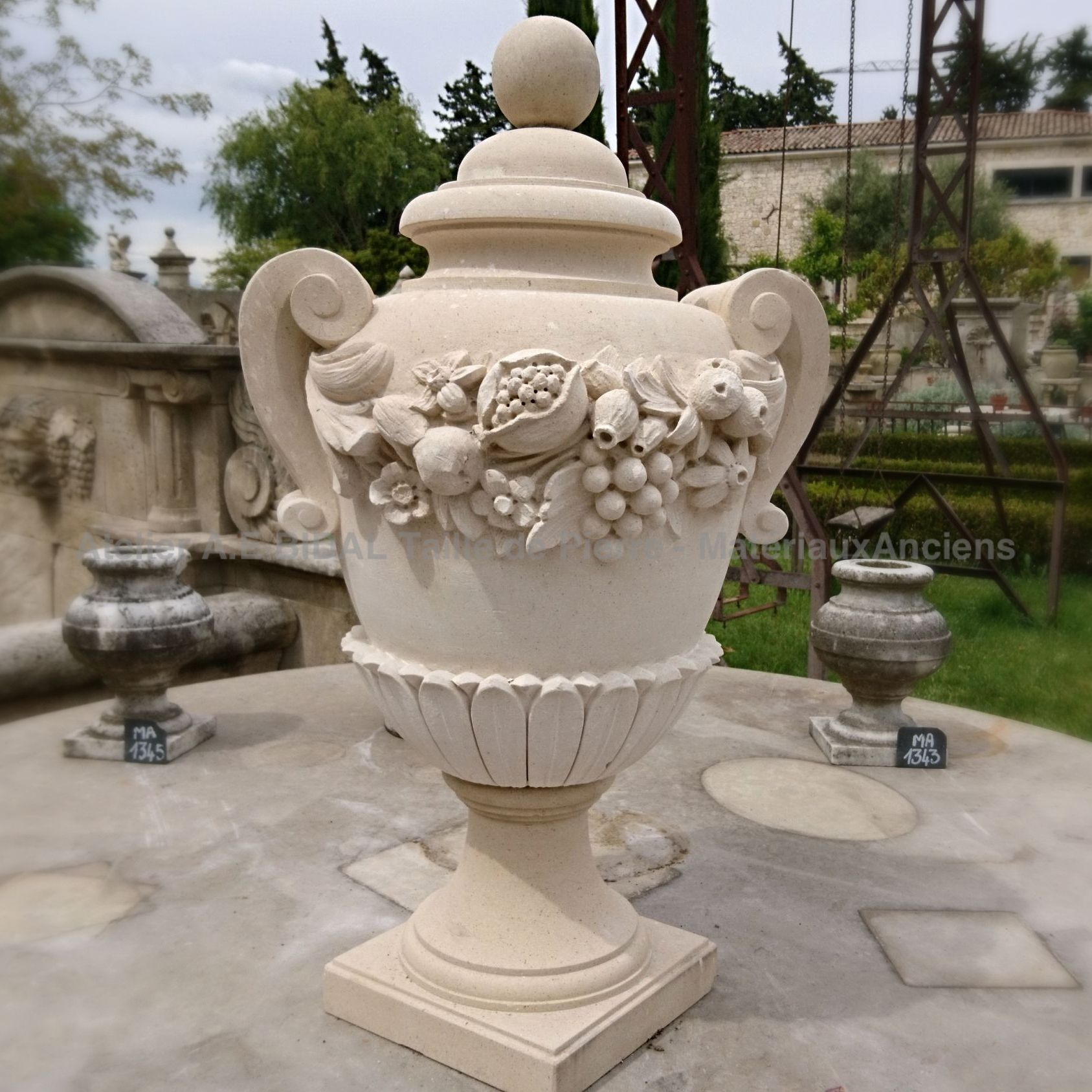 Ce vase en pierre est unique - un objet rare à venir chiner chez Alain Bidal, tailleur de pierre en Provence.