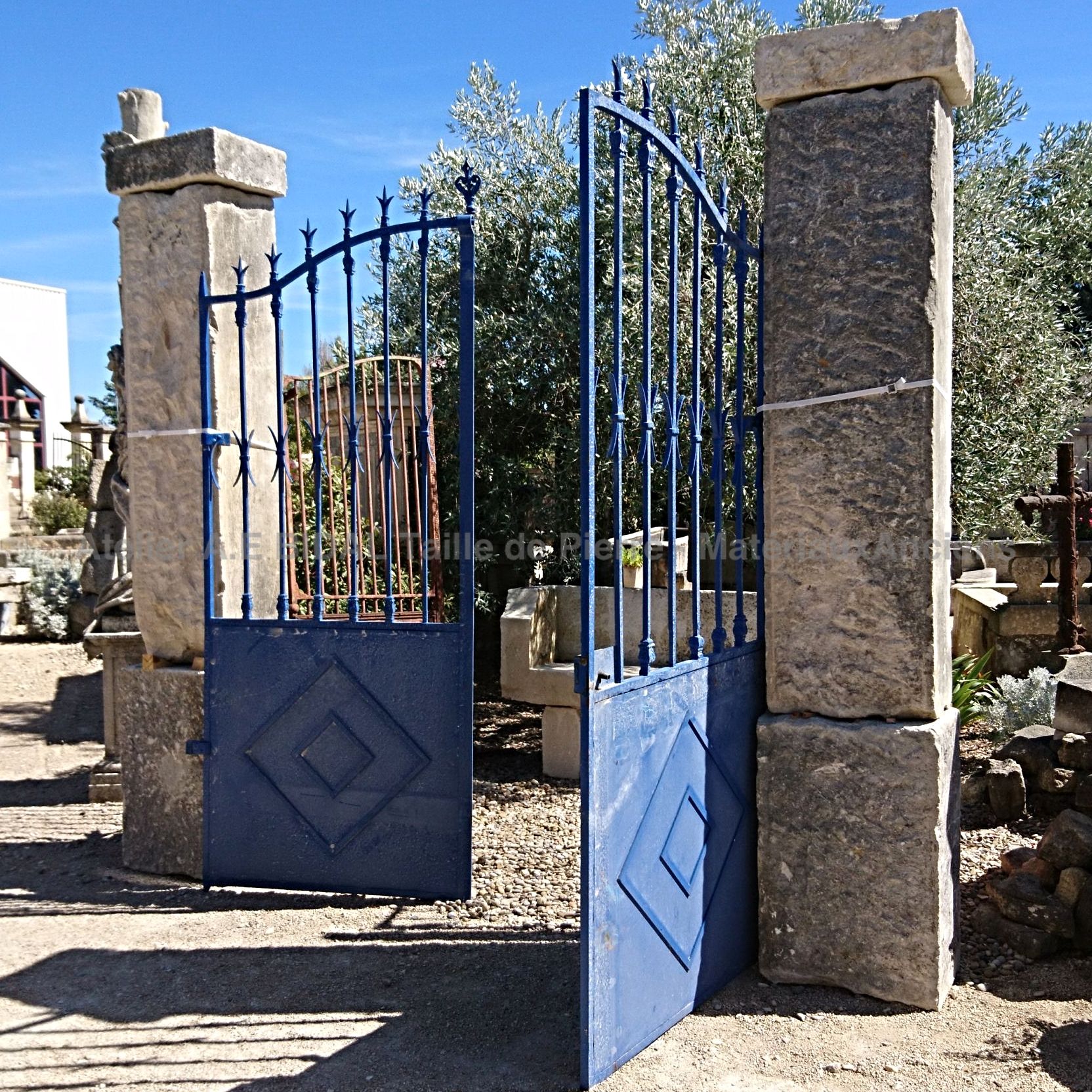 Portail riveté ancien en fer forgé - un ancien portail à deux vantaux pour piliers d'entrée.