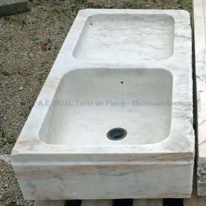 Bel évier ancien en marbre blanc - évier avec bac et égouttoir carrés.
