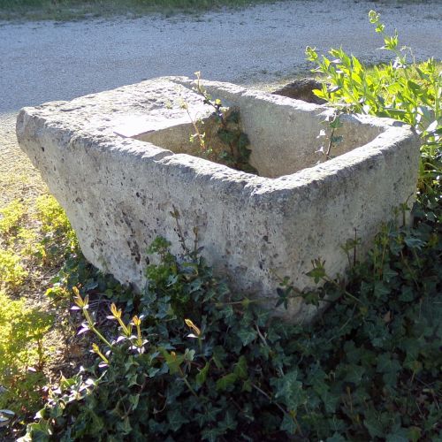 Authentique lavoir ancien en pierre patinée - Atelier Alain BIDAL (Provence)