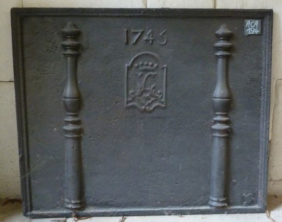 Plaque de cheminée en fonte décorée d'un symbole royal appartenant potentiellement à Louis 15 - plaque décorative cheminée 1743.