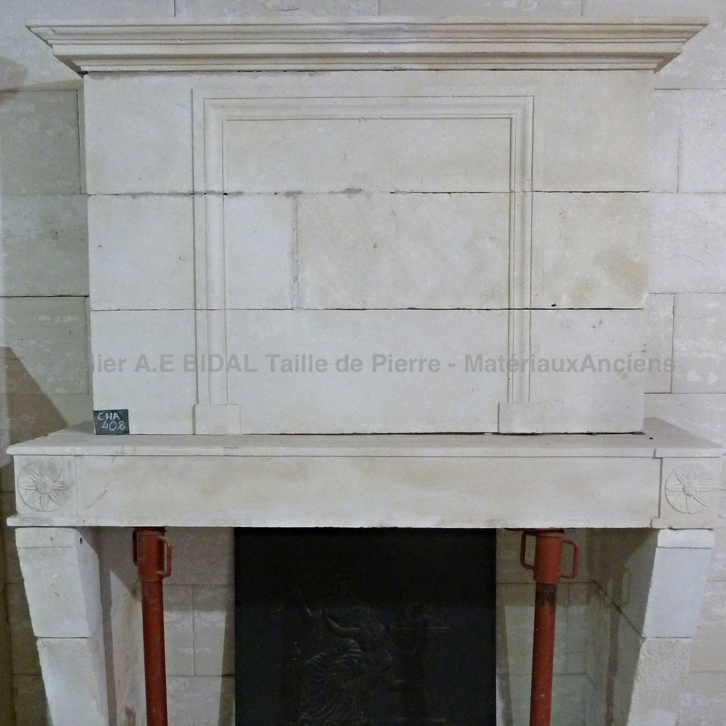 Cheminée à trumeau - superbe cheminée ancienne de couleur ocre en pierre naturelle.