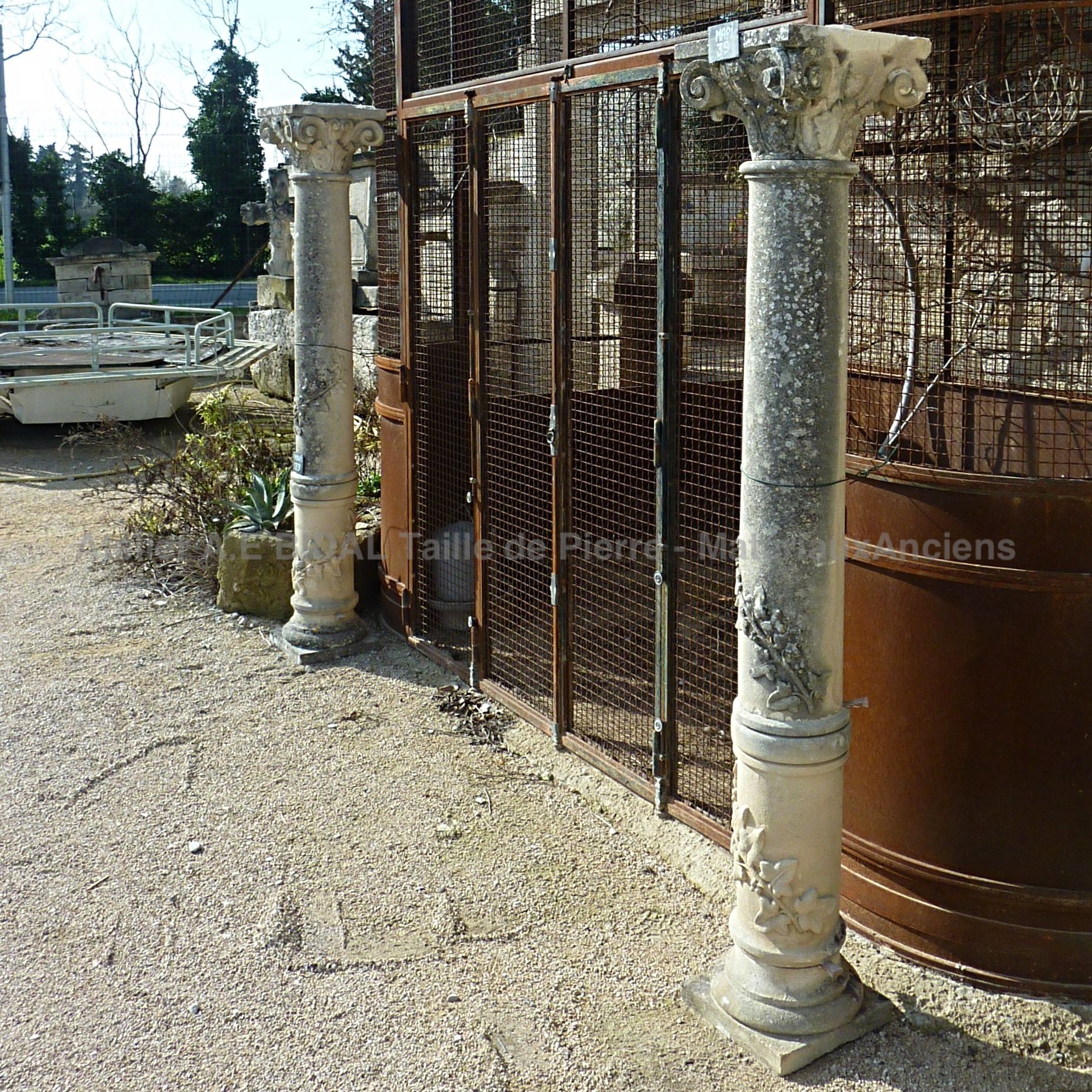 Pilier ancien sculpté - belle colonne en pierre de type romaine.