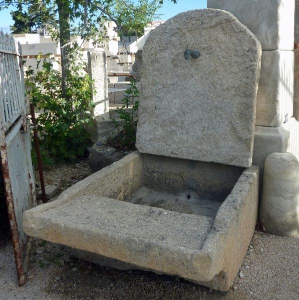 Belle et originale fontaine murale avec un bassin de type "lavoir ancien".
