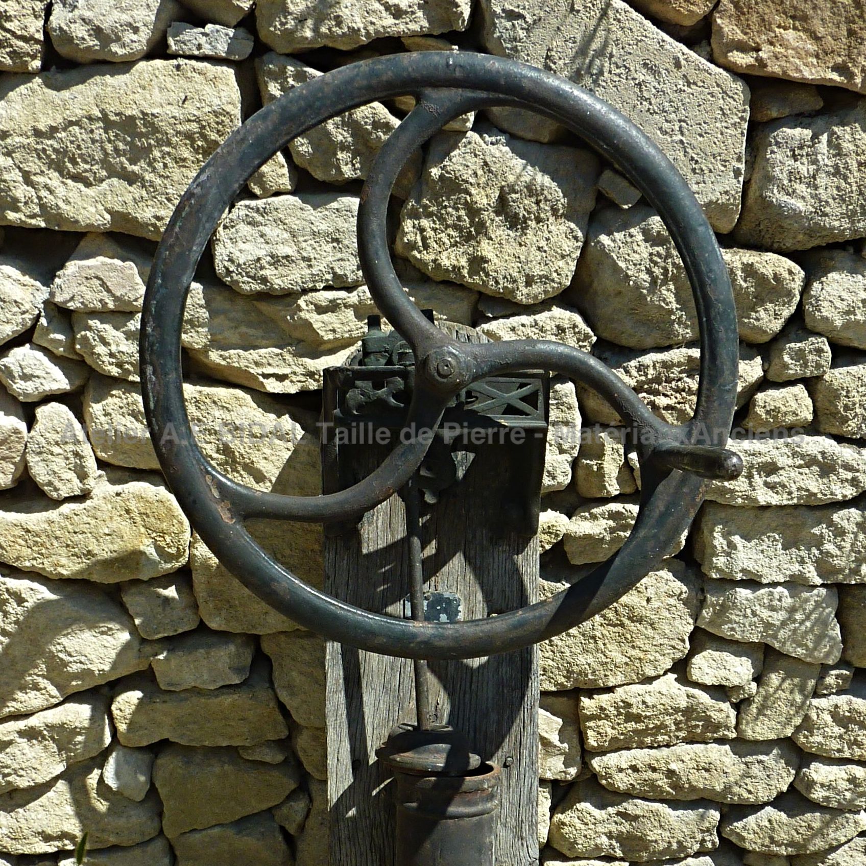 Pompe manuelle en fonte ancienne noire - pompe à eau pour une originale décoration ancienne du jardin.