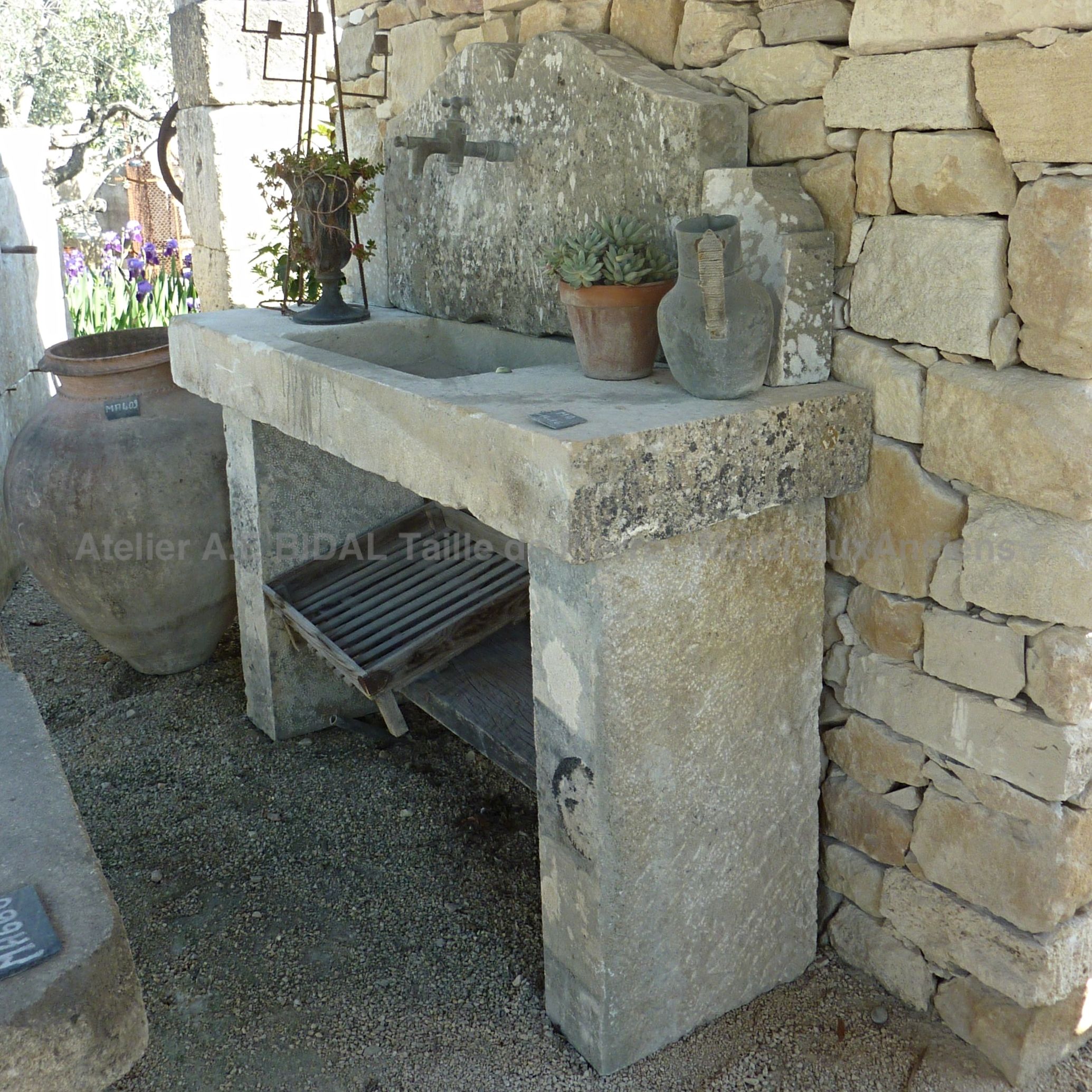 Superbe cuisine d'été en pierre avec évier sur jambages et fronton ** VENDUE