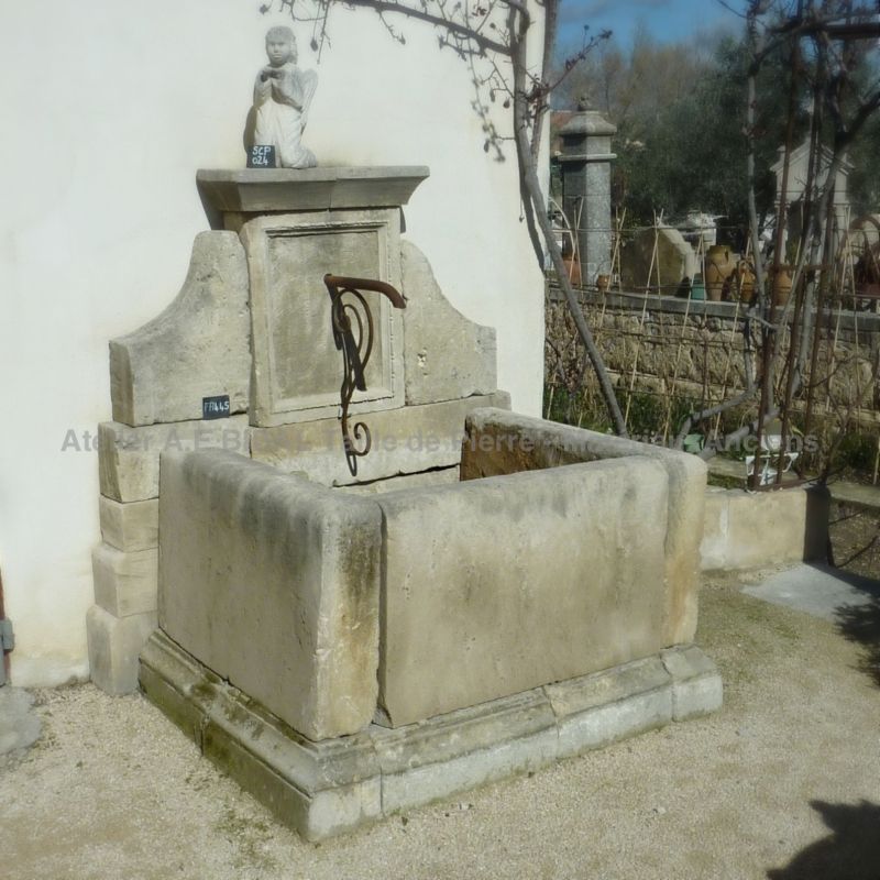 Ancienne fontaine de campagne en pierre naturelle | Fontaine murale en vente en Provence près de Fontaine de Vaucluse.