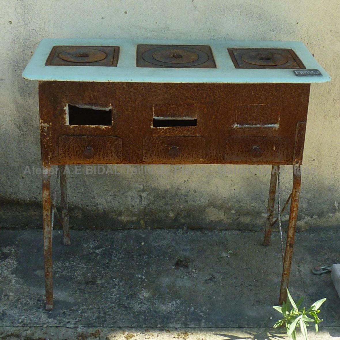 Beau petit potager du 19ème siècle en matériaux anciens.