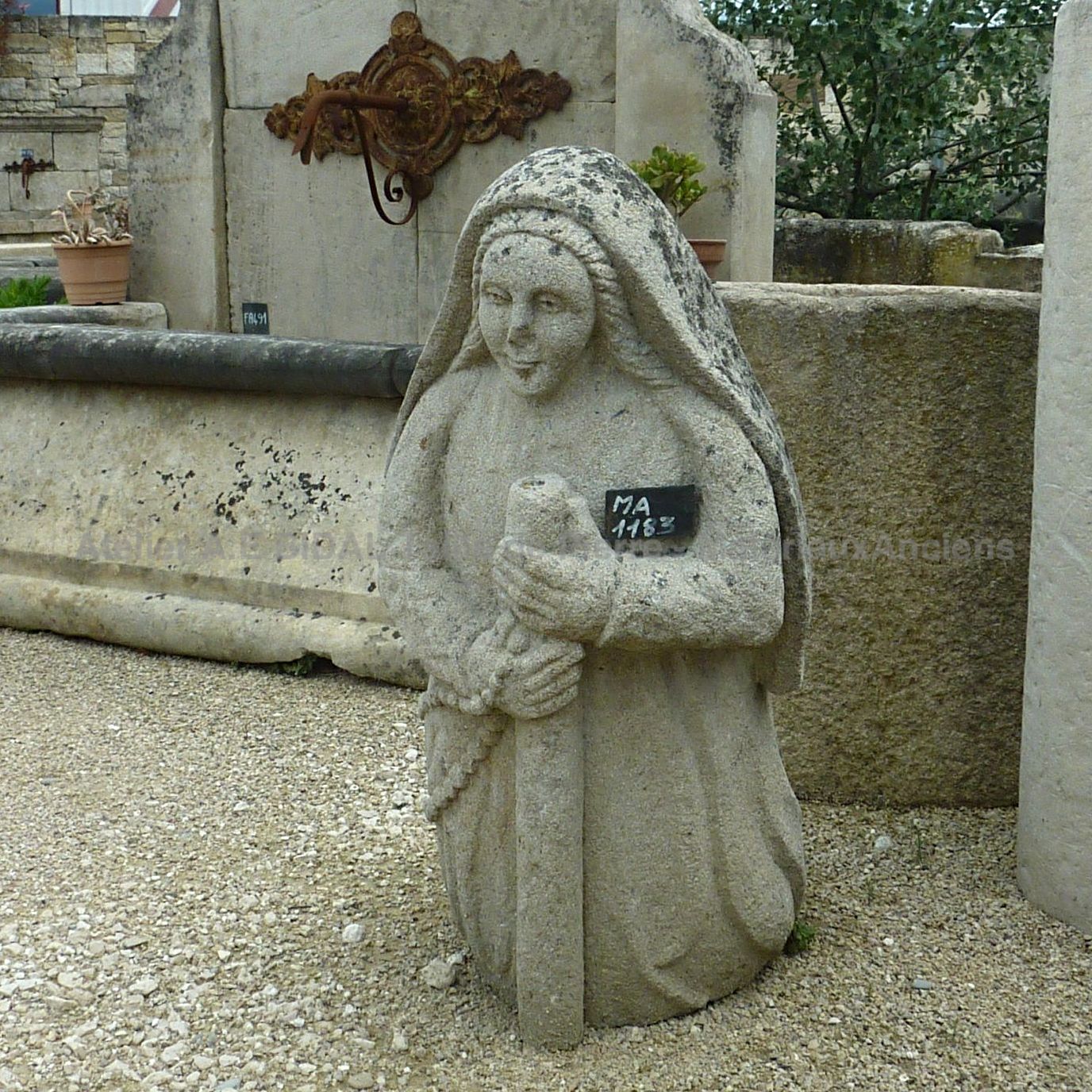 Sculpture en pierre représentant une femme - sculpture ancienne rare à la vente.