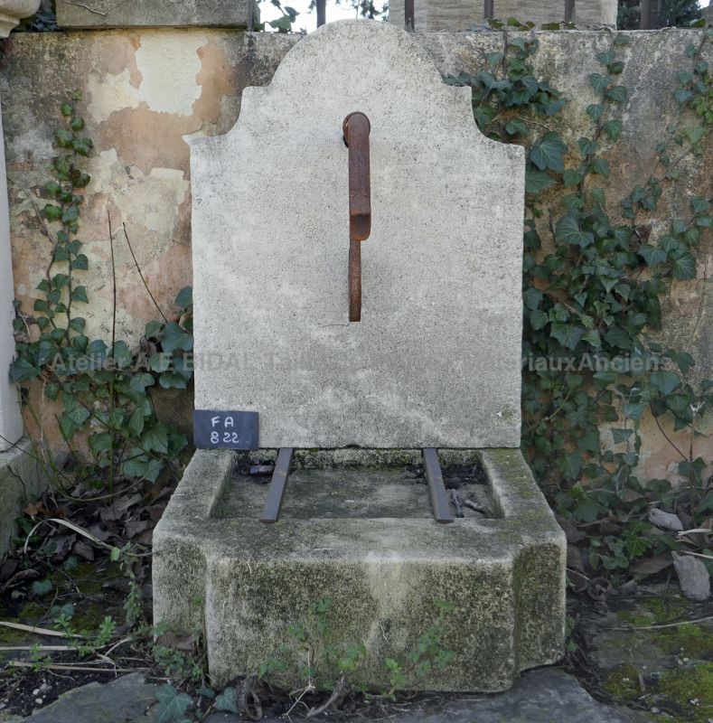 Petite fontaine : fontaine pour terrasse ou fontaine de jardin en pierre