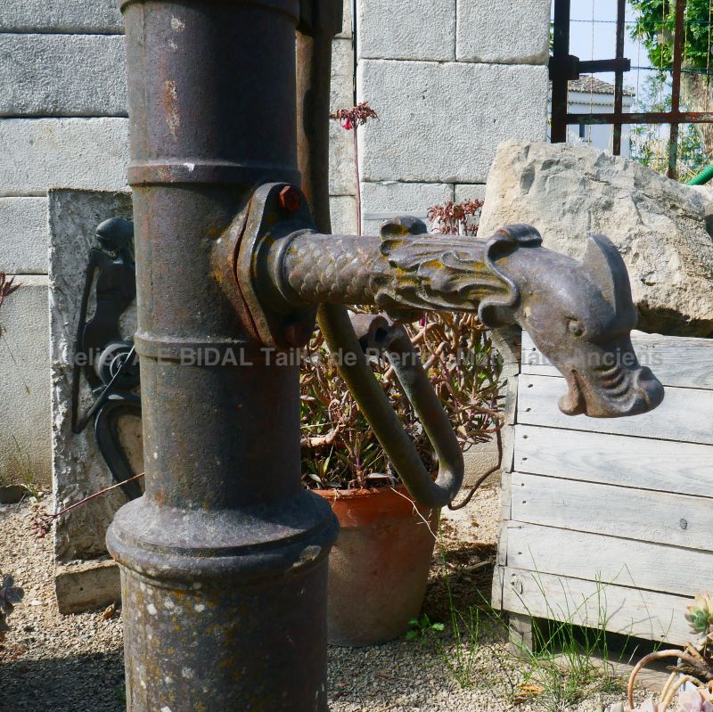 Gargouille ancienne en fonte sur notre ancienne pompe manuelle à bras : Atelier Alain BIDAL (Provence)