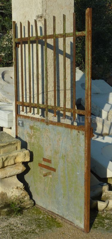 Portail ancien en fer forgé décoré finement par un maitre forgeron d'antan - portail ancien.