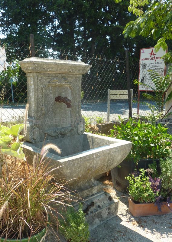 Fontaine murale sur pied avec bac massif et fronton sculpté en pierre ** VENDUE