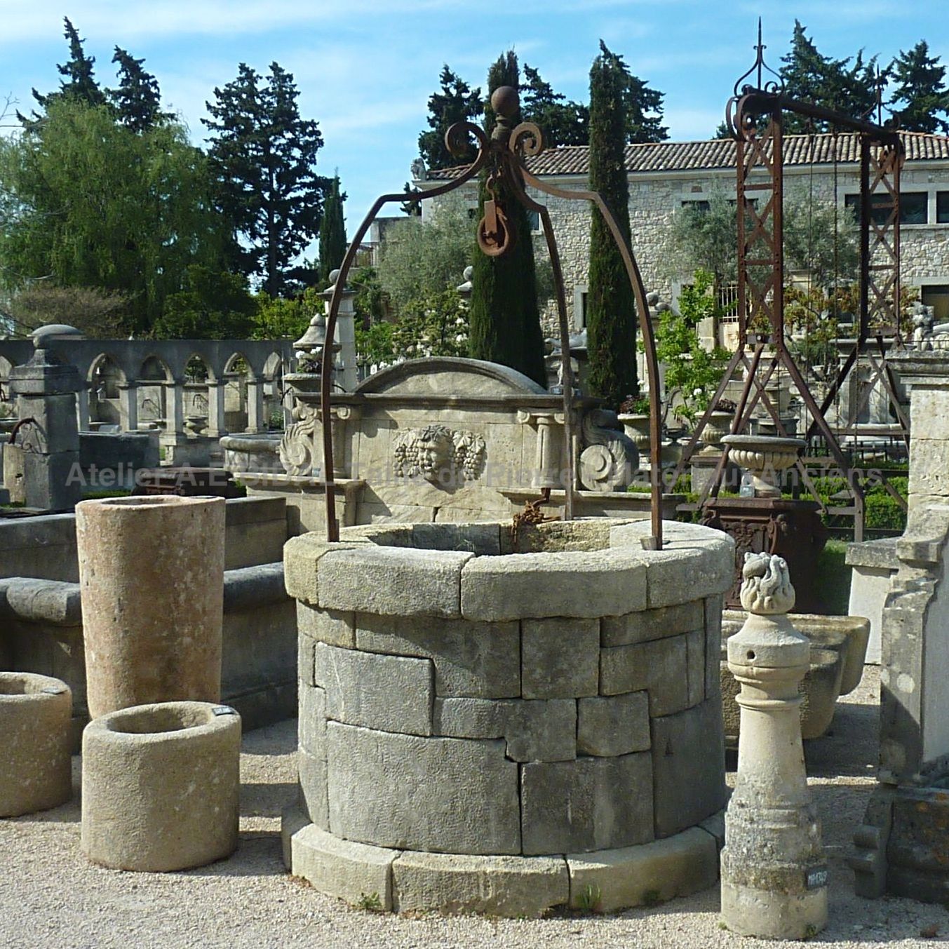 Ancien puits rond en pierres et dessus de puits en fer forgé ** VENDU