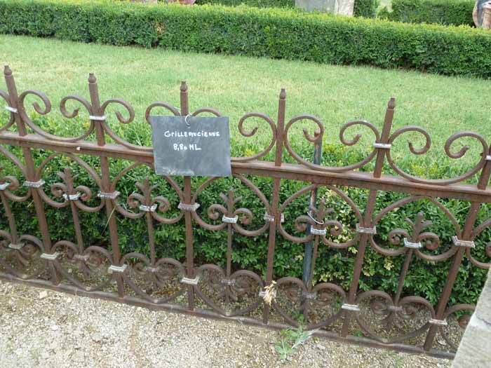 Barrière en fer forgé ancienne de style garde-corps
