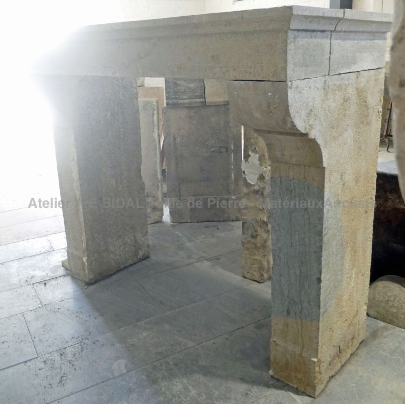 Cheminée ancienne au design épuré de chez Alain Bidal Matériaux Anciens en Provence