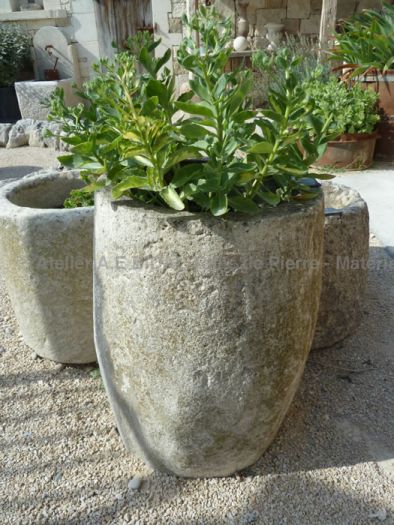 Pot ancien en calcaire patiné ** VENDU