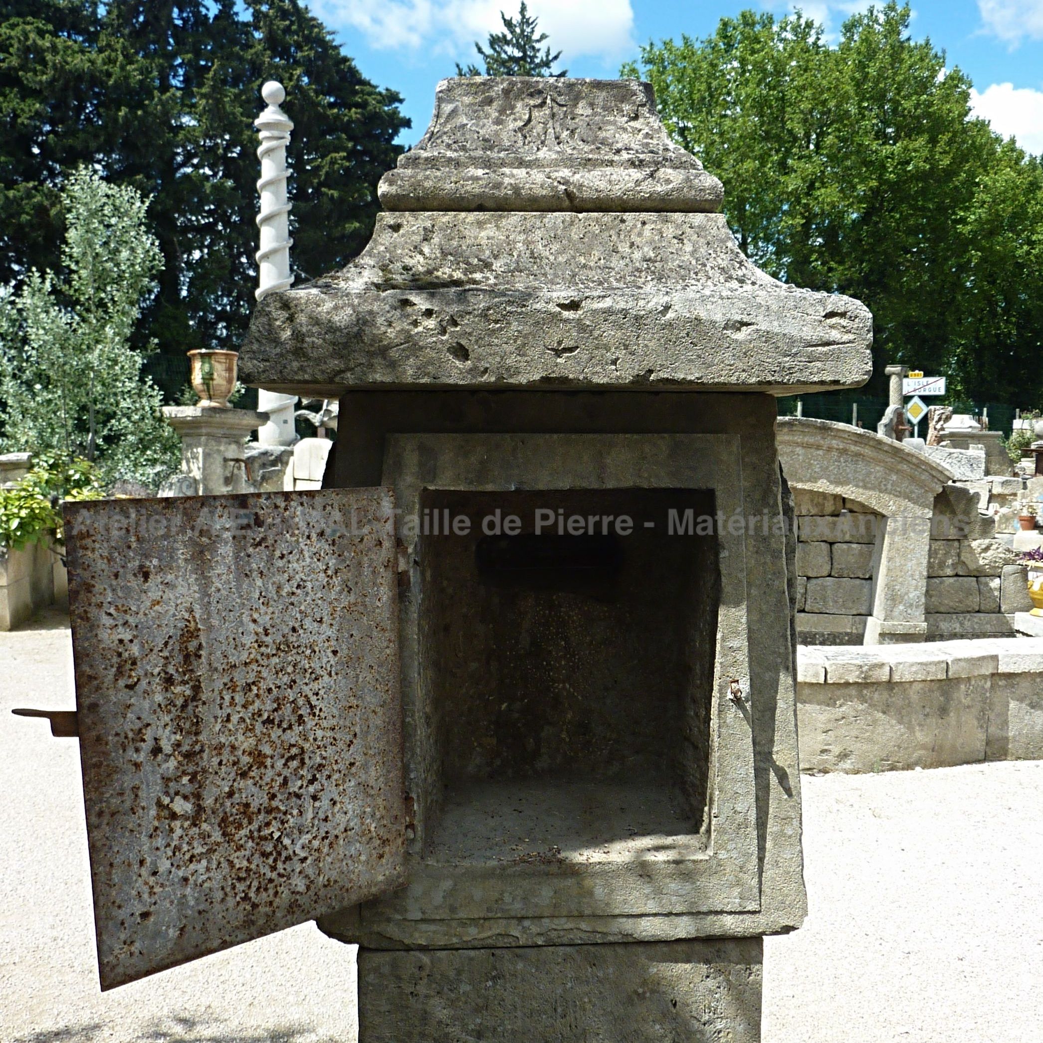 Boite aux lettres sur socle - élément de décoration en matériaux anciens.
