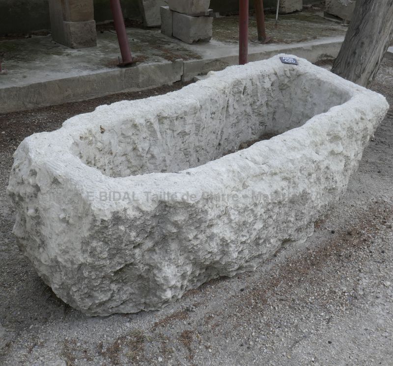 Ancienne jardinière en pierre de taille de style petite auge en pierre à la vente chez BIDAL en Provence.