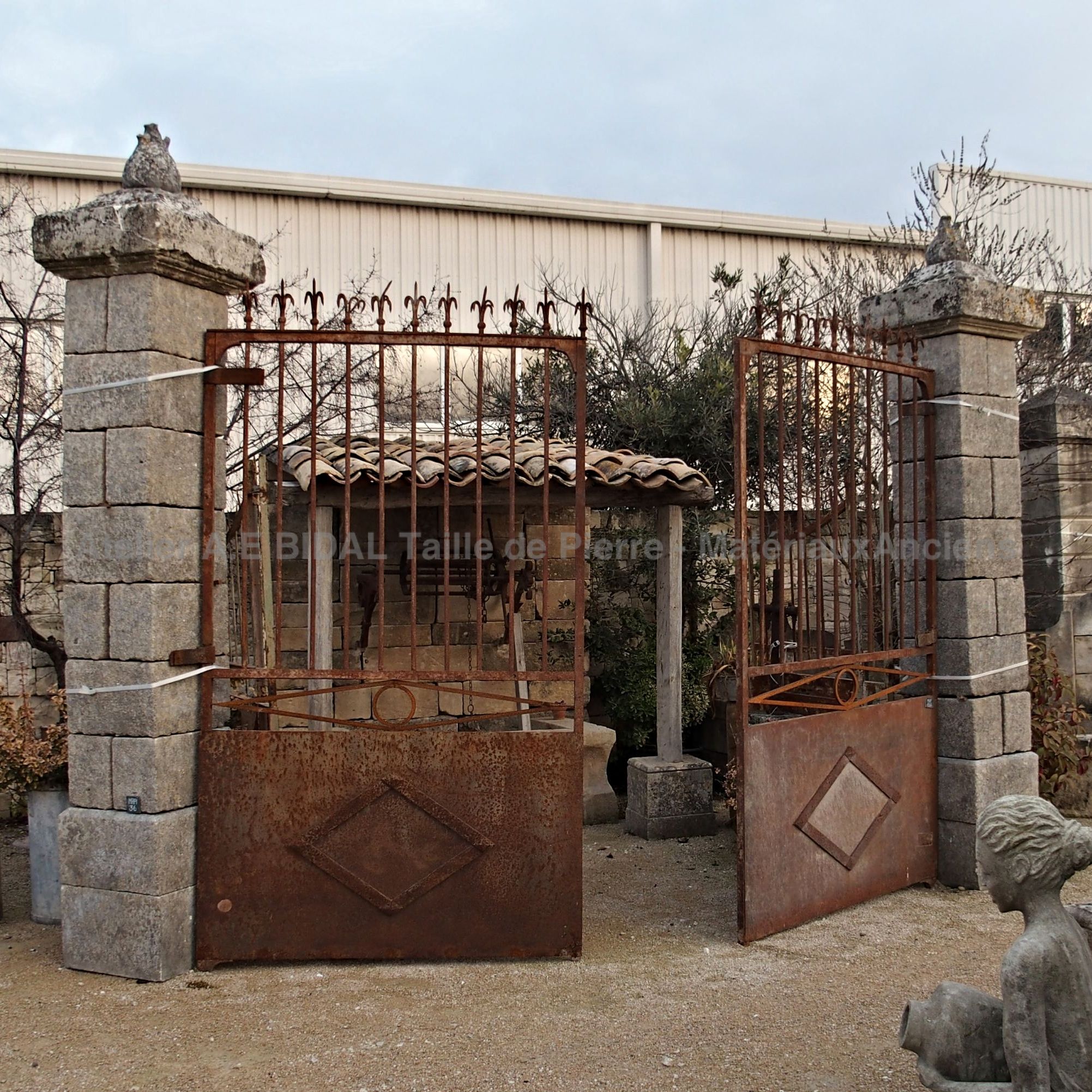 Portail ancien en fer forgé - possibilité d'ajout de pilier ancien disponnible sur notre site.
