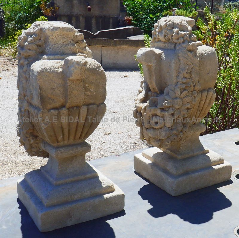 Old stone garden ornaments : pair of decorations in stone for pillars - Atelier Alain BIDAL (Provence)