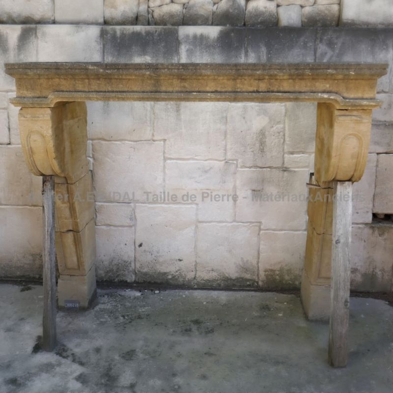 Très belle cheminée en pierre naturelle jaune - cheminée ancienne dont le linteau n'est pas le linteau d'origine.