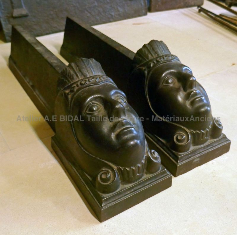 Anciens marmousets en fonte : chenets anciens par Alain BIDAL Matériaux Anciens en Provence