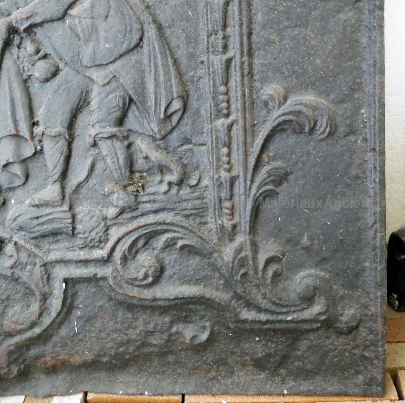 Détail de notre ancienne plaque en fonte de style baroque pour cheminée : coin droit en bas