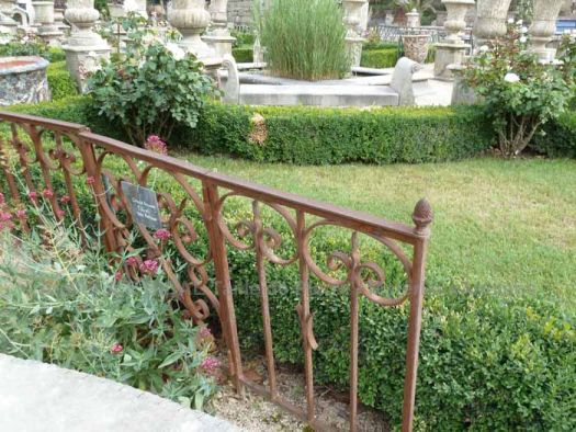 Beau garde corp ancien - un garde corp ancien en trois parties.