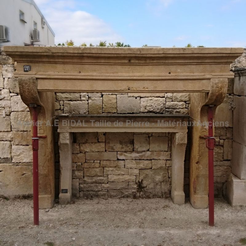 Cheminée rustique en pierre du dijonnais - Grande cheminée en pierre.