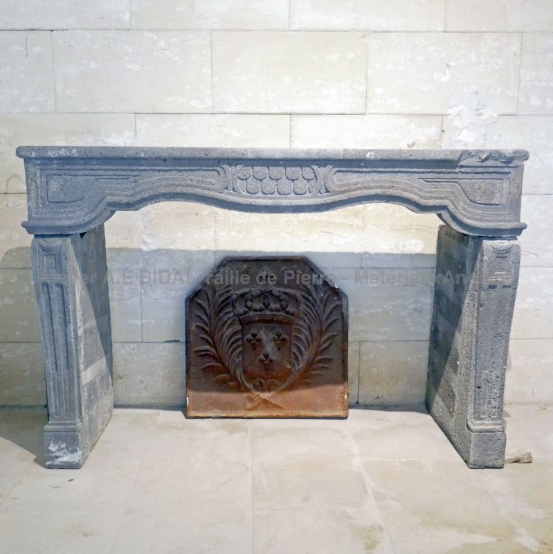 Antique volcanic stone fireplace (Volvic stone) - Atelier Alain BIDAL, Provence