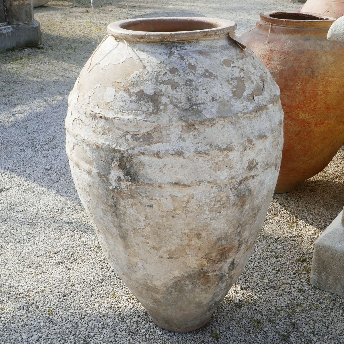 Ancienne jarre en terre cuite pour décoration de jardin