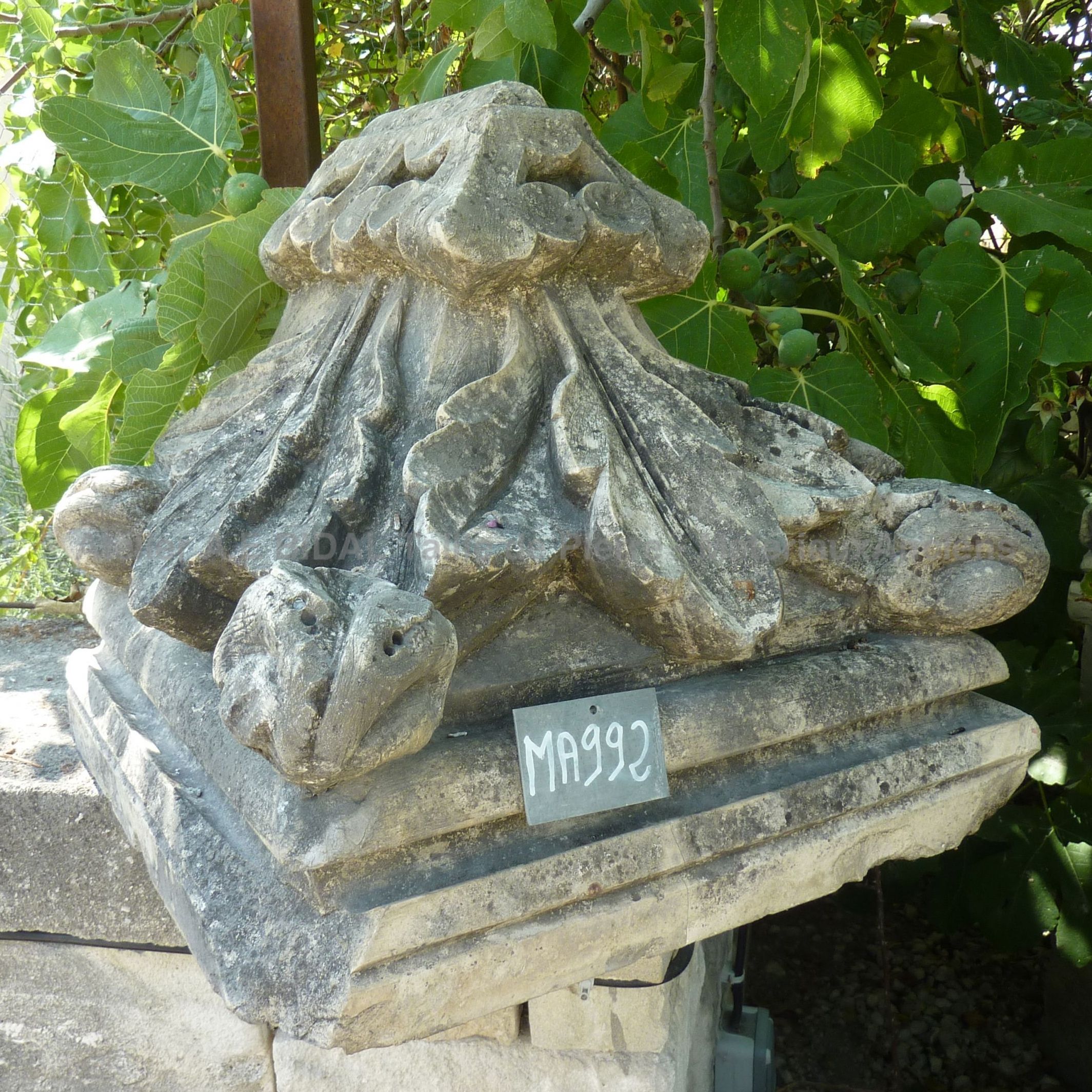 Chapiteau corinthien en pierre pour pilier ancien.