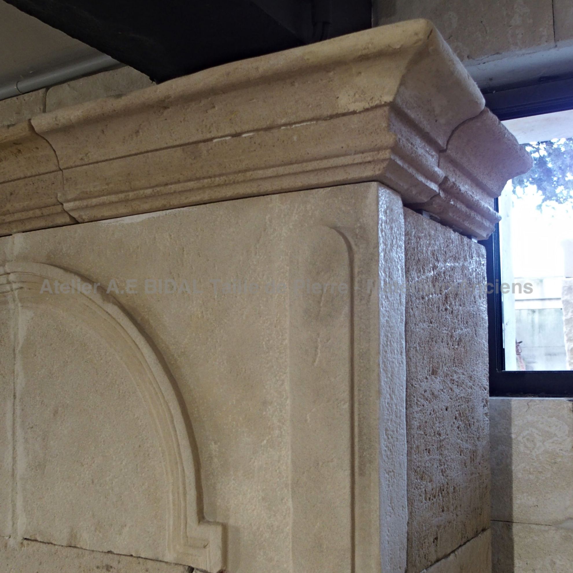 Fireplace with overmantle - a fine work inherited from the 17th century.