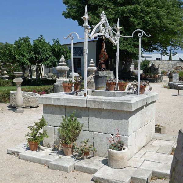 Puits ancien en pierre et fer forgé | Décoration du jardin par Atelier Alain Bidal en Provence