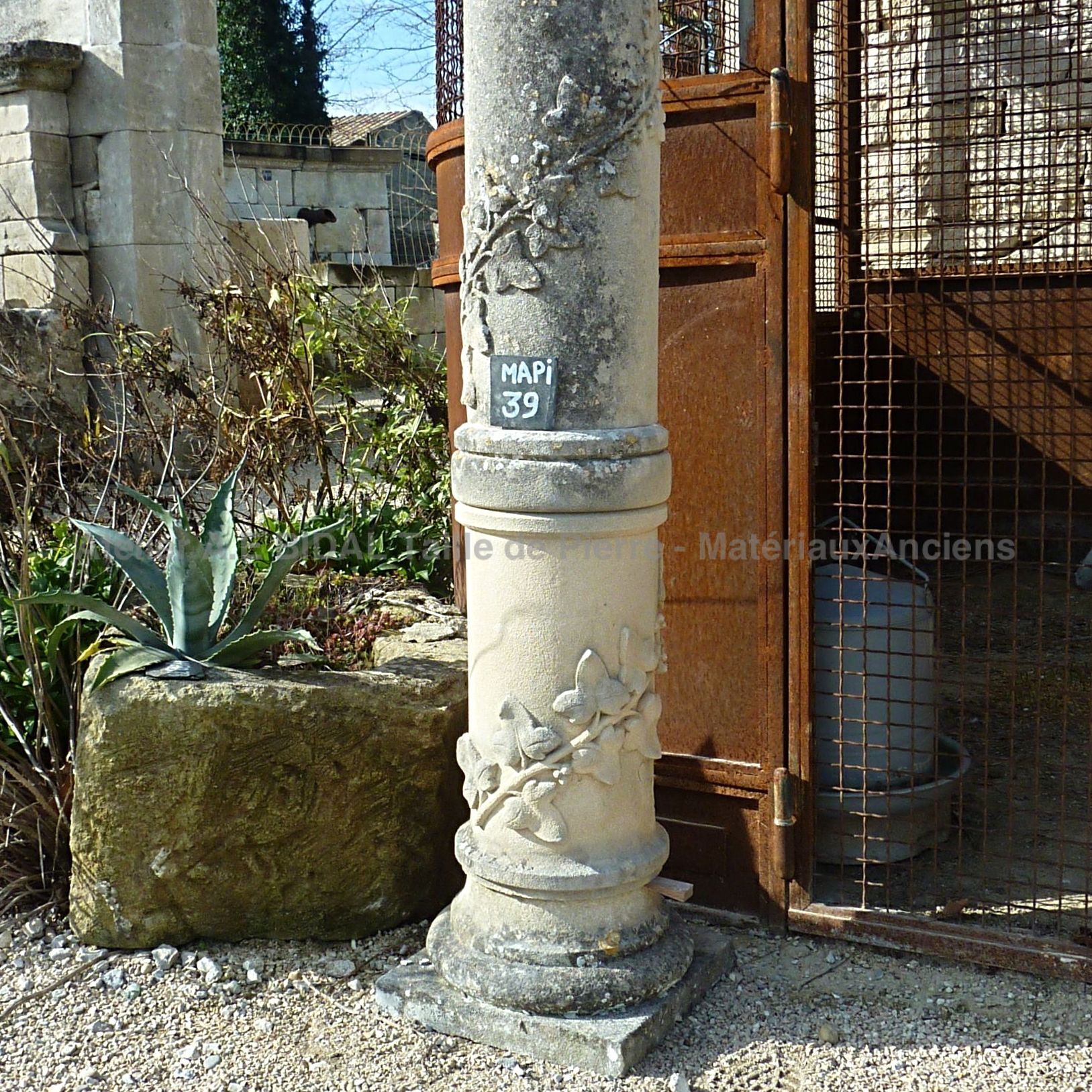 Belle sculptures réalisées sur pilier ancien de type colonne romaine.