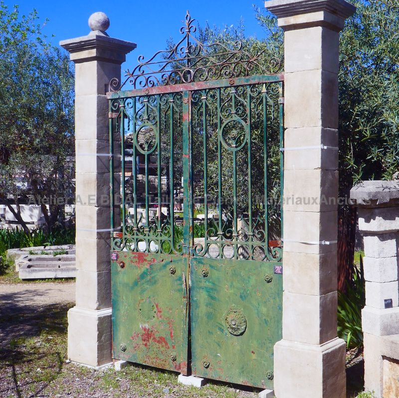 Old wrought iron gate to beautify the entrance to your property : Atelier Alain BIDAL (Provence)