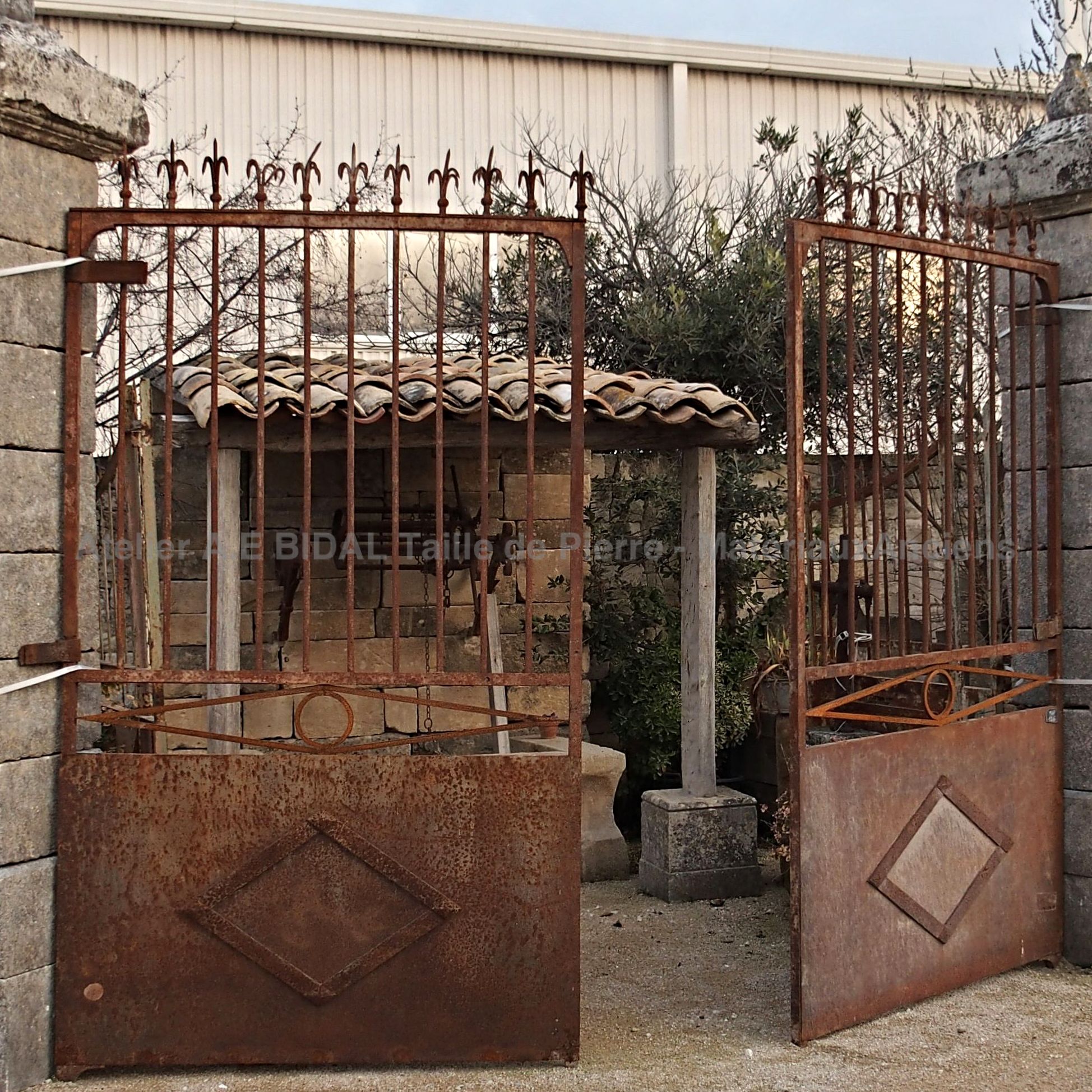 Beau portail ancien en fer forgé de style rustique - portail en fer forgé d'une apparence paysanne et ancienne.