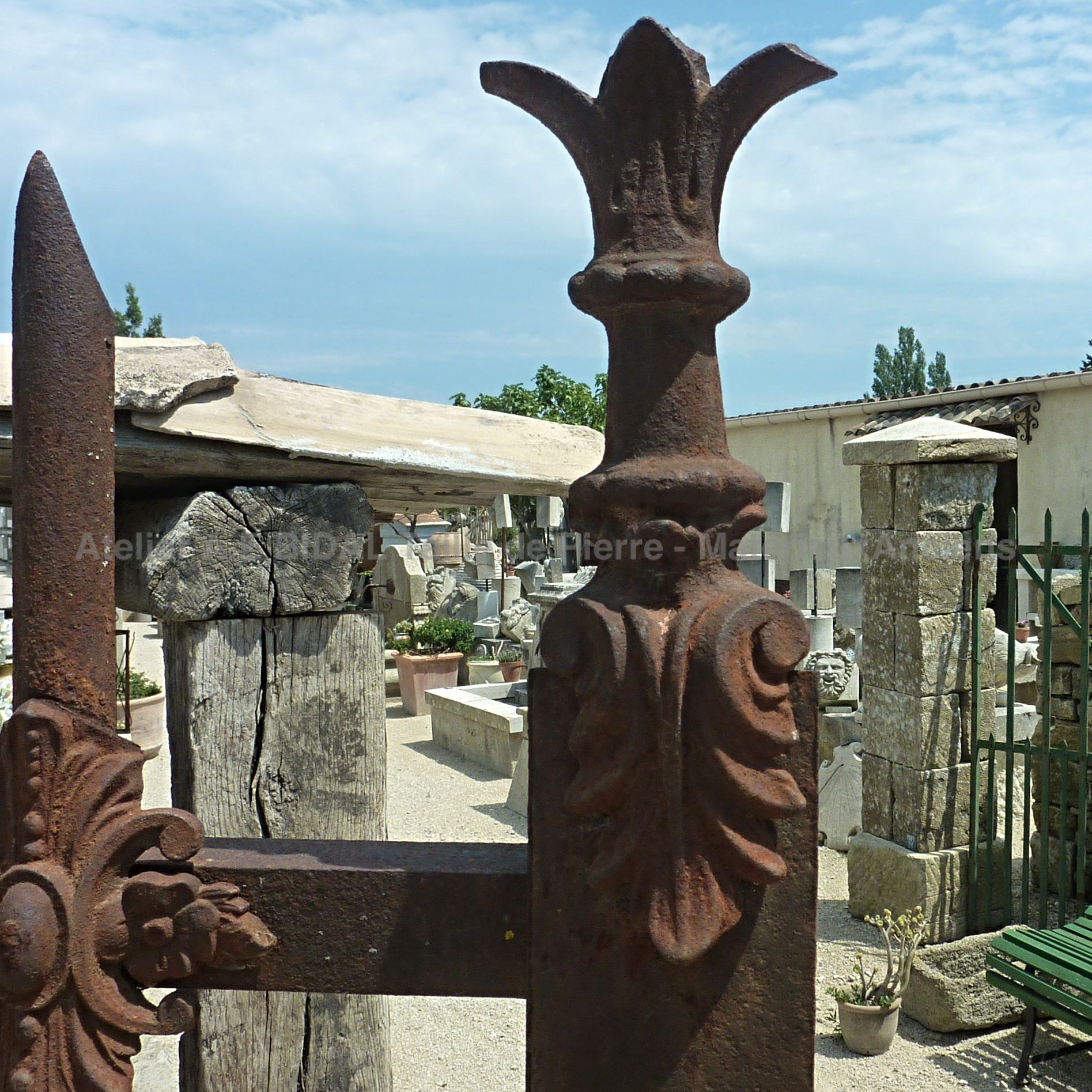 Décoration en fleuronements de notre portail ancien en fer forgé.