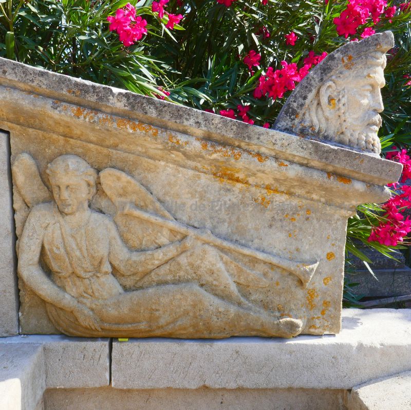 Musician angel : sculpture on the stone pediment of our garden fountain - Atelier Alain BIDAL (Provence)