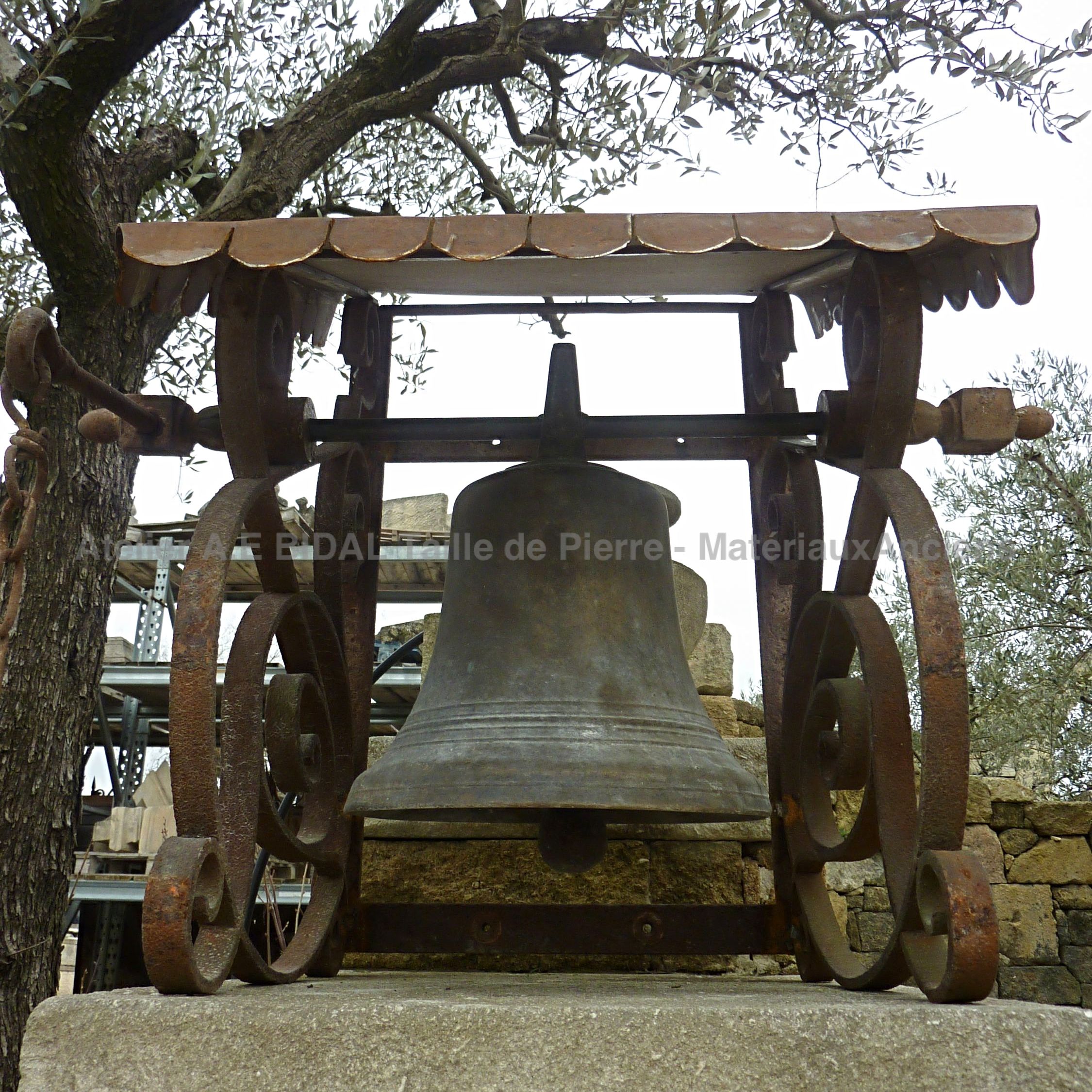 Cloches anciennes de tradition française: notre cloche en bronze.