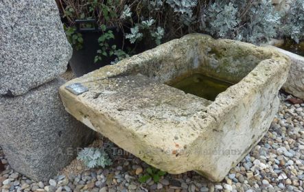 Lavoir ancien de style rustique - lavoir de petit format