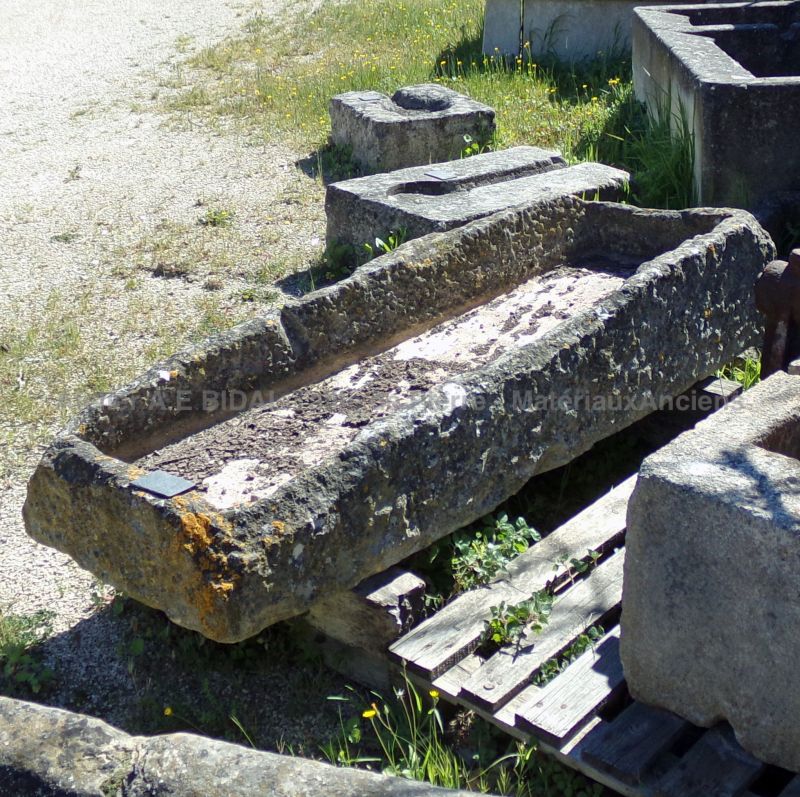 Stone planter : beautiful antique trough full of yesteryear's rustic charm - Atelier Alain BIDAL (Provence)