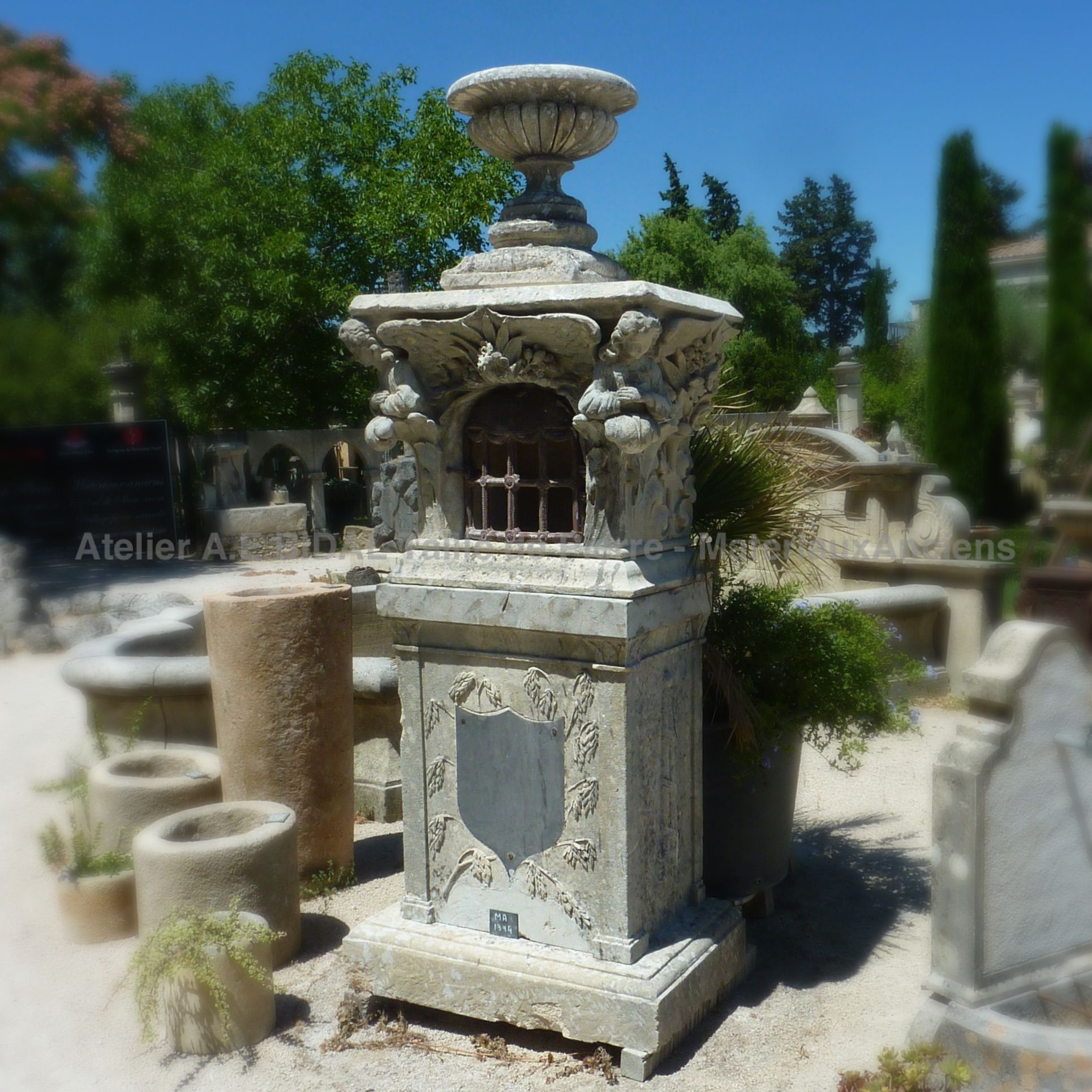 Religious elements made of Savonnière stone - Old oratory.