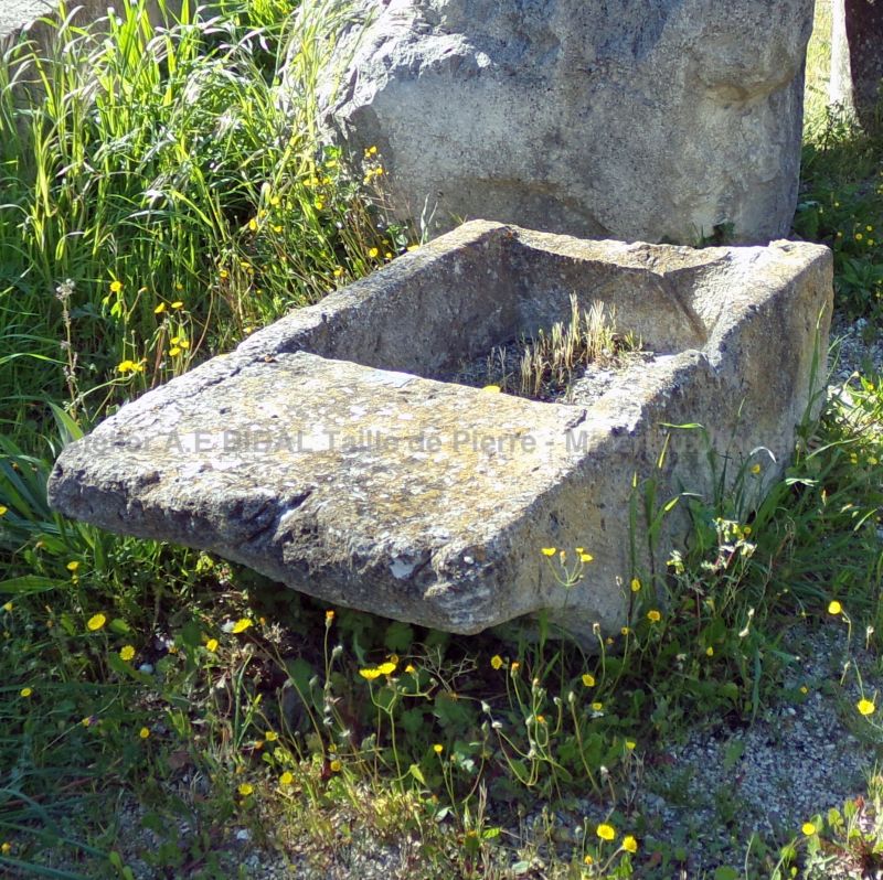 Antique stone washhouse for a charming and unique outdoor decoration - Atelier Alain BIDAL (Provence)