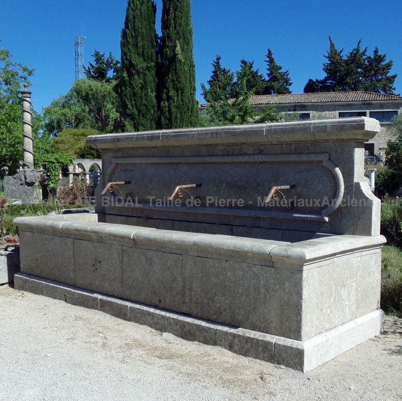 Large fontaine de jardin en pierres vieillies et patinées en vente chez Alain BIDAL en Provence