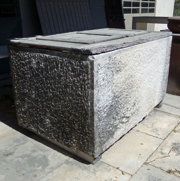 Large antique trough in weathered stone - Atelier Alain BIDAL (Provence)