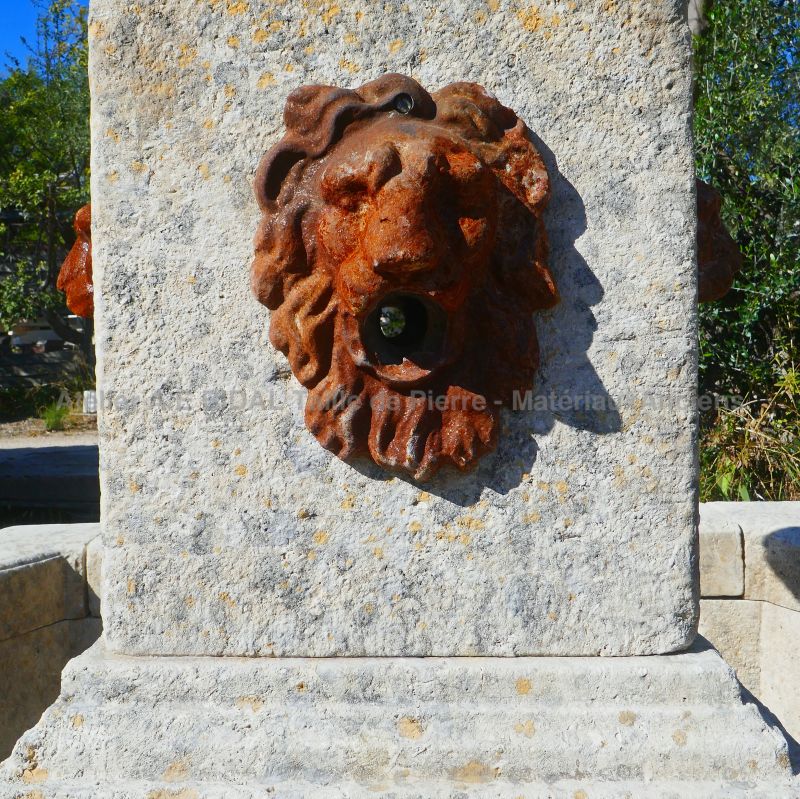 Ancienne sortie d'eau en fonte sur notre fontaine centrale en pierre - Atelier Alain BIDAL (Provence)