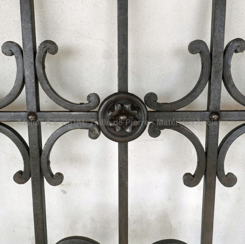 Grille ancienne en fer forgé riveté à l'ancienne - Alain BIDAL Matériaux Anciens en Provence